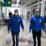 Волонтёры помогают пожилым жителям Подмосковья в доставке продуктовых наборов, лекарственных и дезинфицирующих средств - Серп и Молот