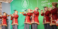 Десятиметровый коллаж с народами России сделали в парке Сестрорецкий - Regions.Ru