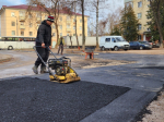 Во дворе на улице Менделеева уложили свежий асфальт